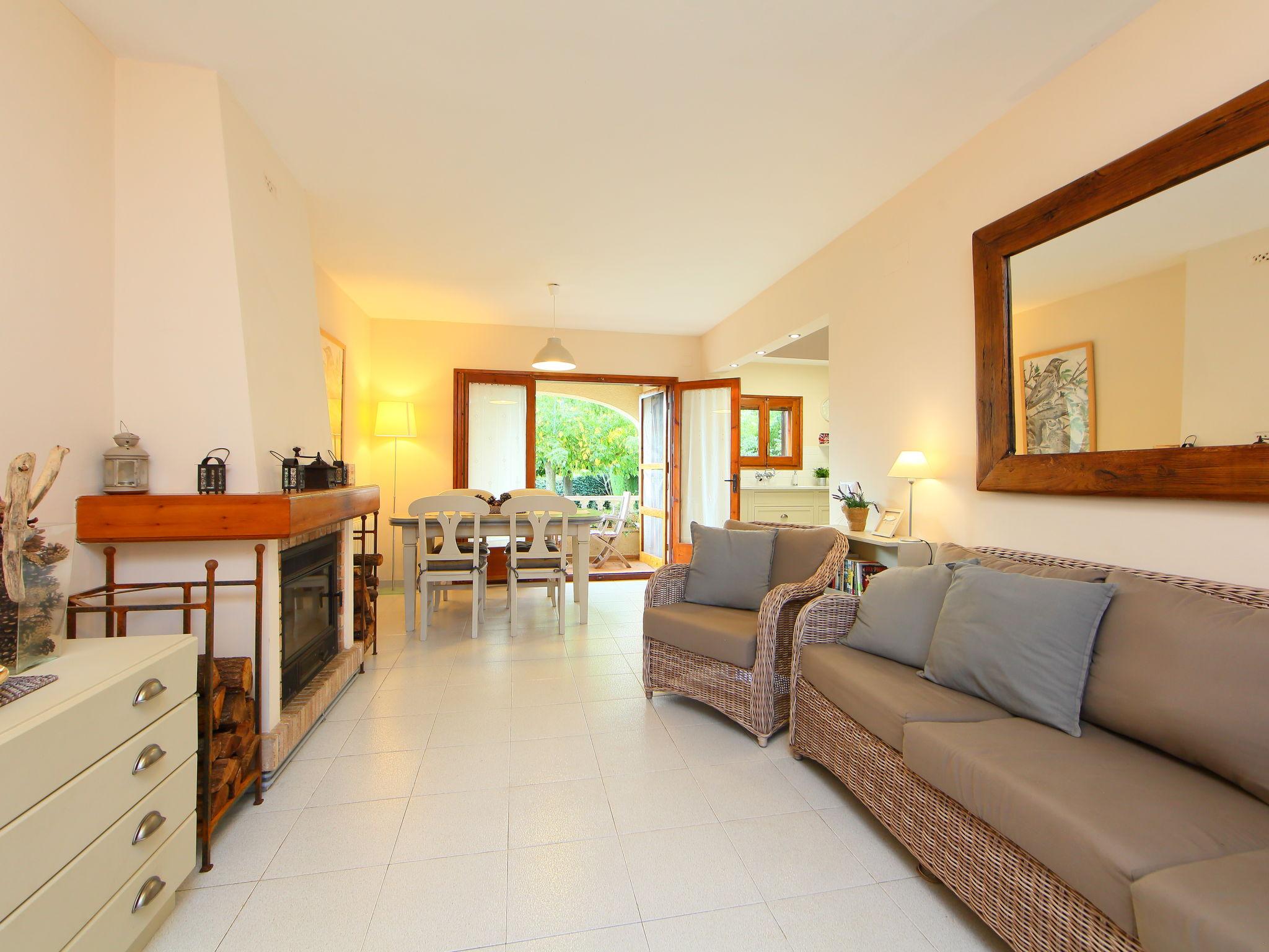 Photo 6 - 3 bedroom House in Bellcaire d'Empordà with swimming pool and garden