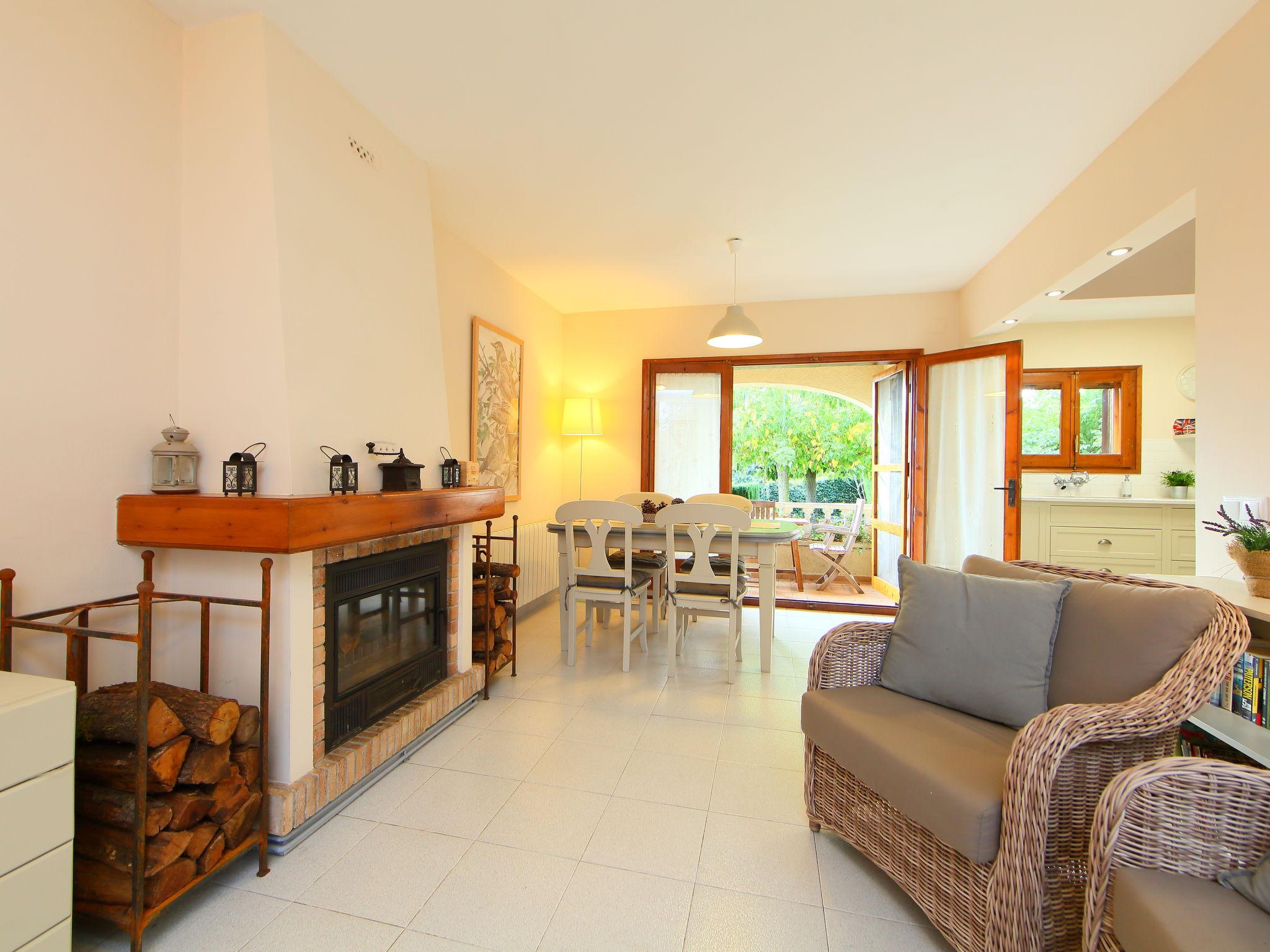 Photo 8 - 3 bedroom House in Bellcaire d'Empordà with swimming pool and sea view