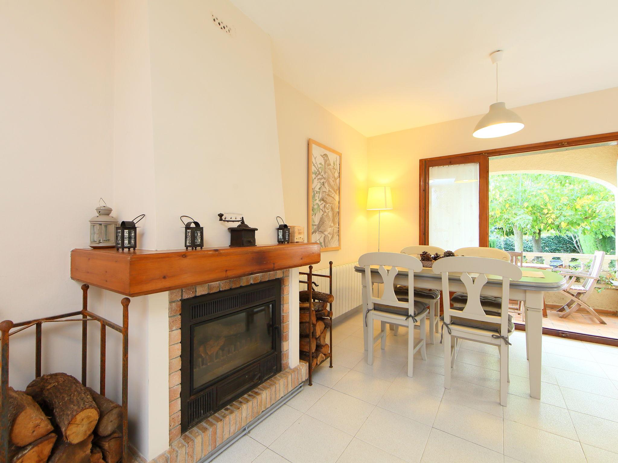 Photo 9 - 3 bedroom House in Bellcaire d'Empordà with swimming pool and sea view