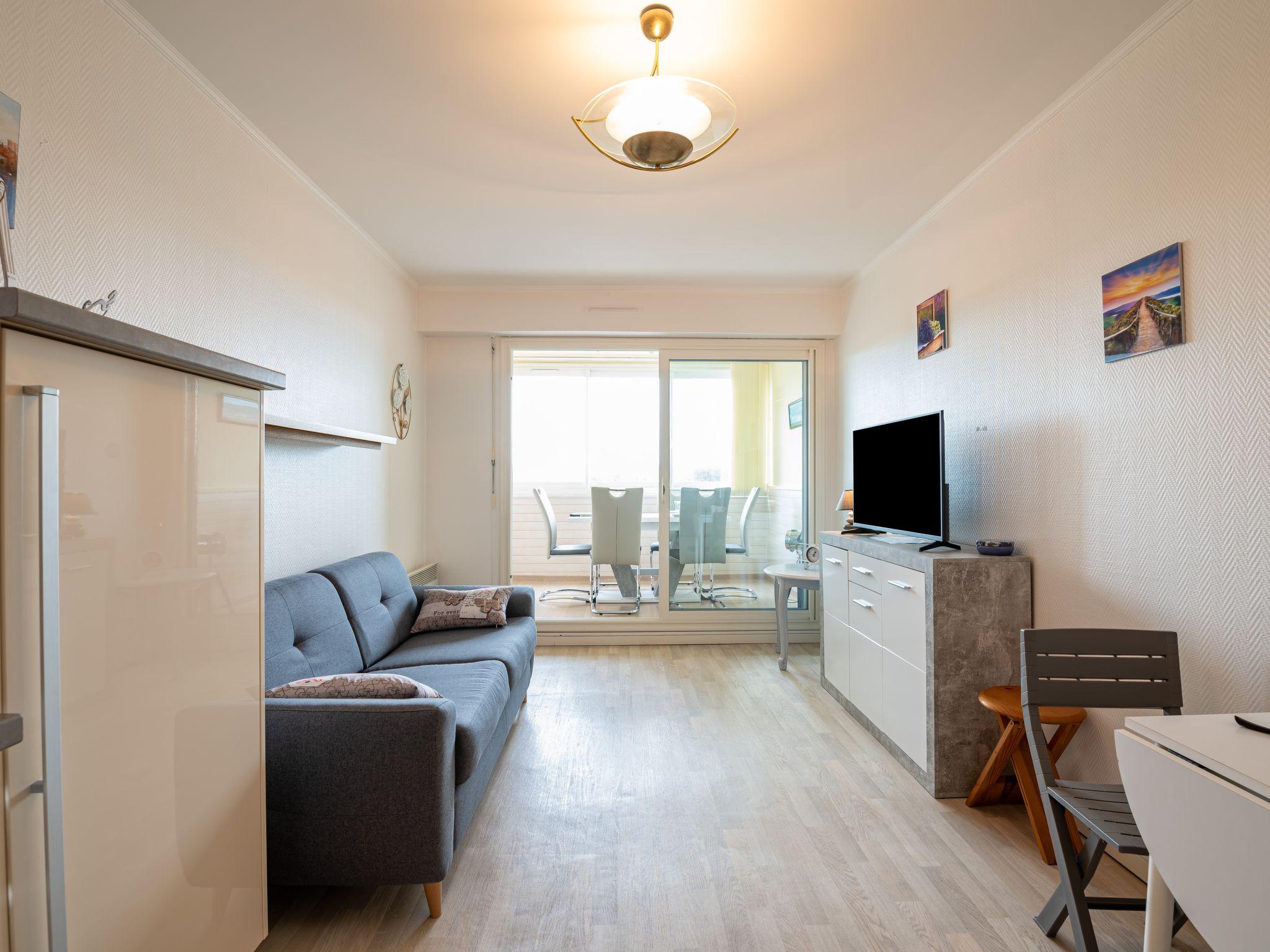 Foto 7 - Appartamento con 2 camere da letto a Cabourg con vista mare