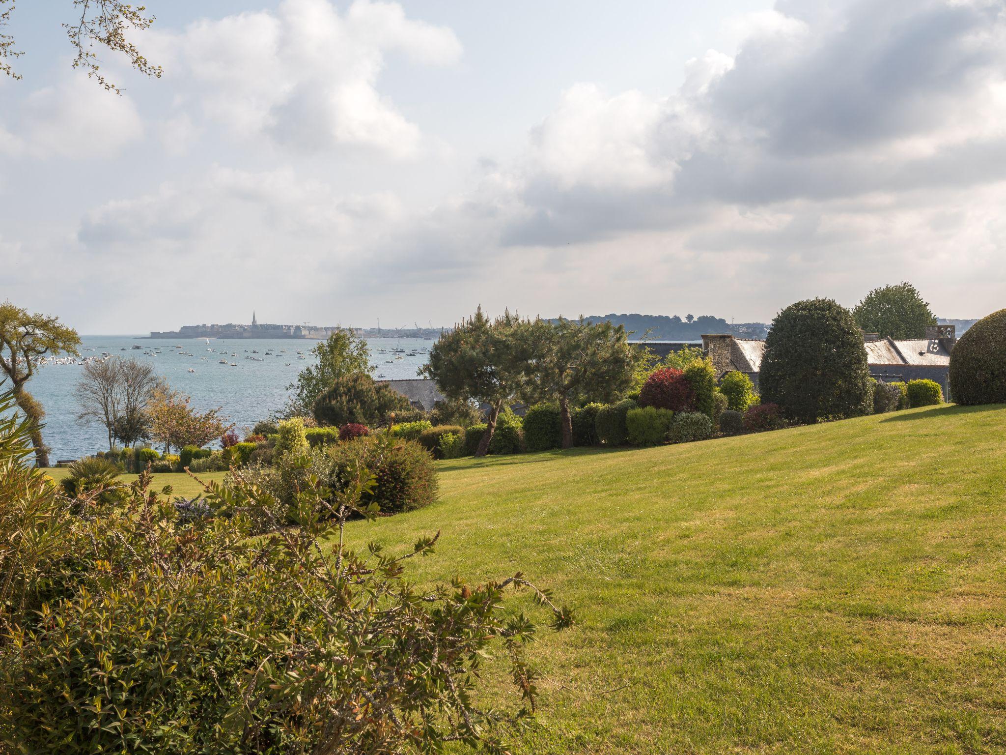 Foto 16 - Appartamento con 1 camera da letto a Dinard con giardino e vista mare