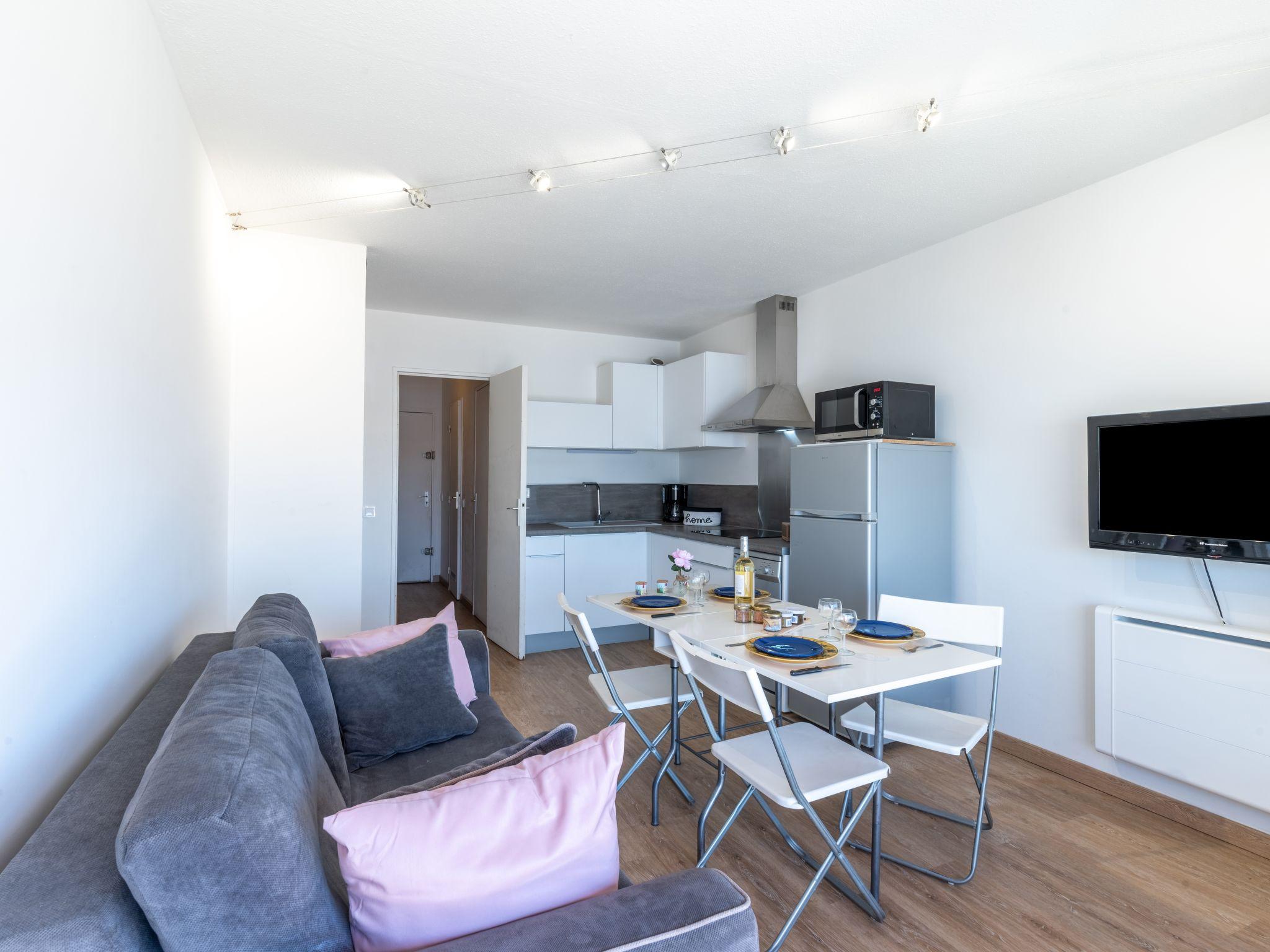 Foto 2 - Appartamento con 1 camera da letto a Le Grau-du-Roi con terrazza e vista mare