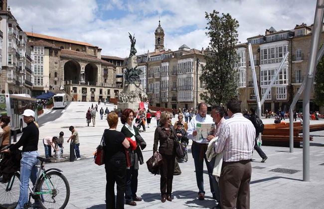 Tour privado: Vehículo y chófer a disposición en Vitoria - Foto 3