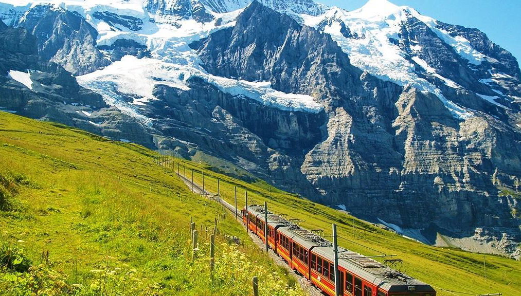 Interlaken y Jungfrau con viaje en tren de montaña desde Lausana - Foto 1