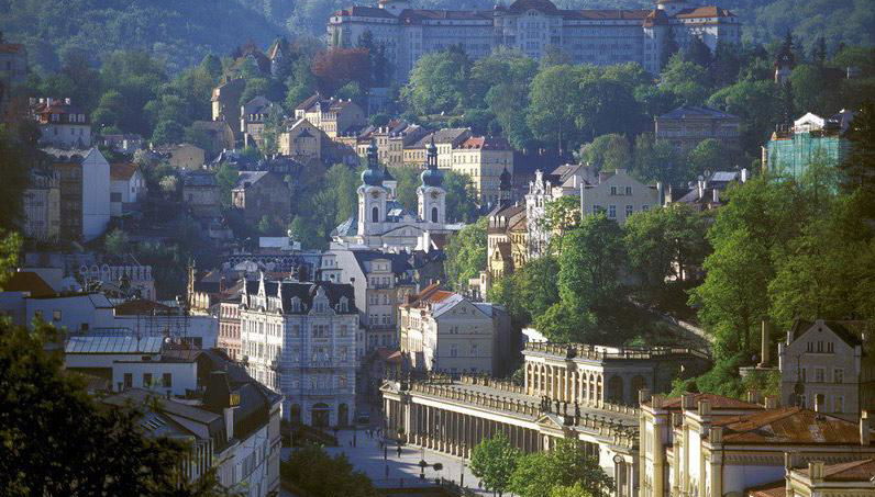 Descubre Karlovy Vary con comida - Foto 1
