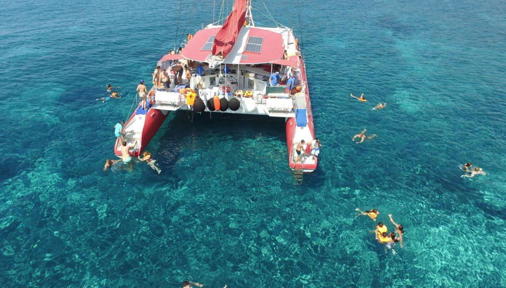Catamaran Voyager Tour with BBQ: Hot springs, Red & White beaches – max. 55 pers - Photo 1