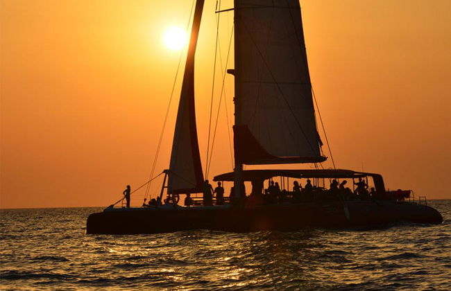 Catamaran Voyager Tour with BBQ: Hot springs, Red & White beaches – max. 55 pers - Foto 4