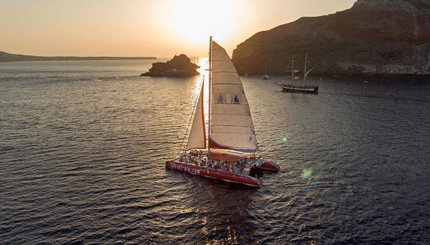 Catamaran Voyager Tour with BBQ: Hot springs, Red & White beaches – max. 55 pers - Photo 3