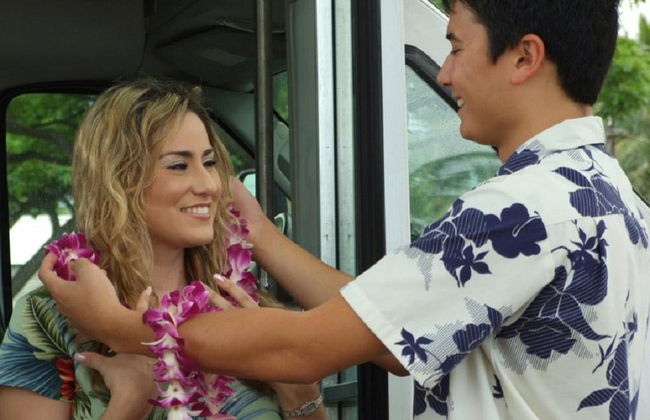 Traditional Lei Greeting in Maui - Photo 2
