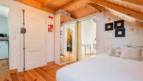 Attic Apartment With Balcony in Bairro Alto - Foto 2