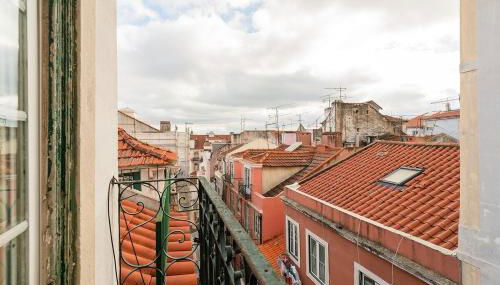 Attic Apartment With Balcony in Bairro Alto - Foto 4