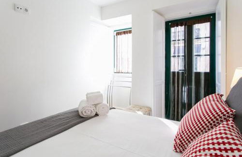 JOIVY Cosy 1-bed flat w/balcony in Alfama, moments from the Port - Foto 13