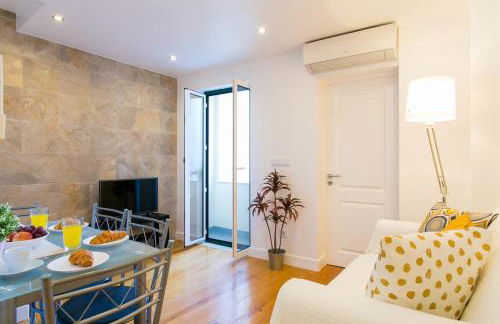 JOIVY Cosy 1-bed flat w/balcony in Alfama, moments from the Port - Foto 1