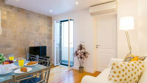 JOIVY Cosy 1-bed flat w/balcony in Alfama, moments from the Port - Foto 1
