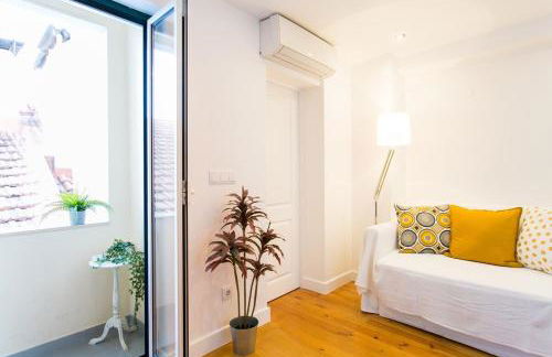 JOIVY Cosy 1-bed flat w/balcony in Alfama, moments from the Port - Foto 25