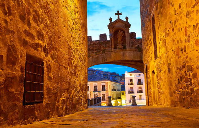 Tour de Cáceres al completo con entradas - Foto 6