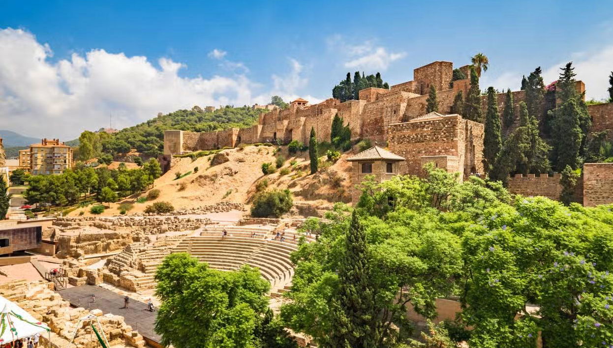 Visita guiada por la alcazaba y el teatro romano - Foto 1