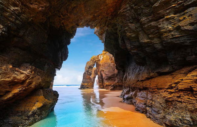 Balade en bateau à moteur le long de la plage de Las Catedrales - Photo 1