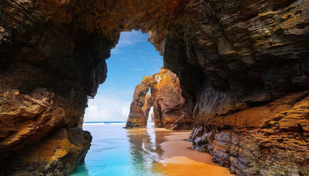 Balade en bateau à moteur le long de la plage de Las Catedrales - Photo 1