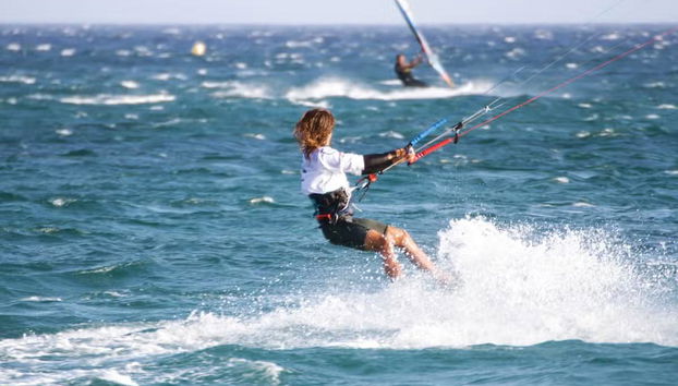 Curso de kitesurf de 2 días en Tarifa - Foto 3