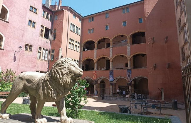 Private tour of old Lyon - 2 hours - Photo 3