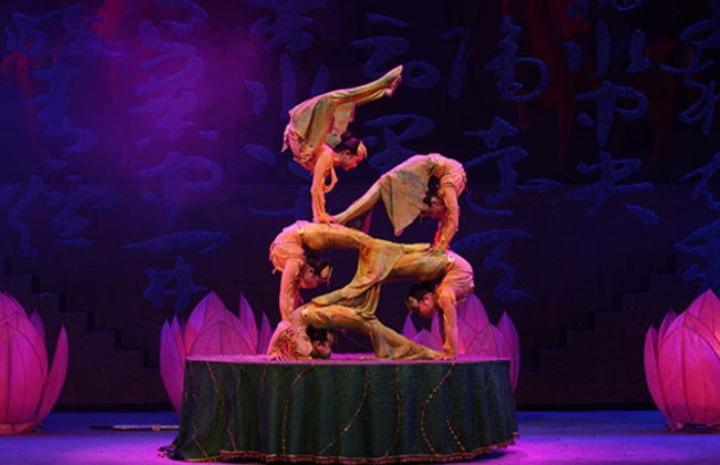 Espetáculo acrobático no Red Theatre - Foto 2