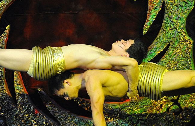 Espetáculo acrobático no Red Theatre - Foto 7
