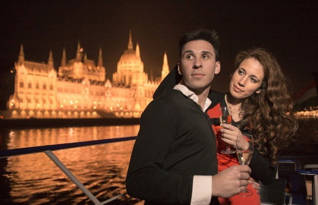 Crociera con cena e musica alle 19:00 - Foto 2