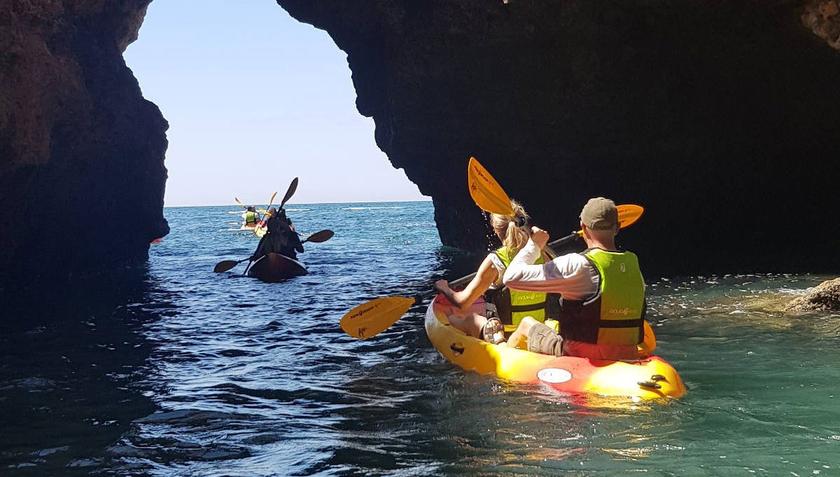 Tour en kayak por las cuevas de las playas de La Marina y Albandeira - Foto 1