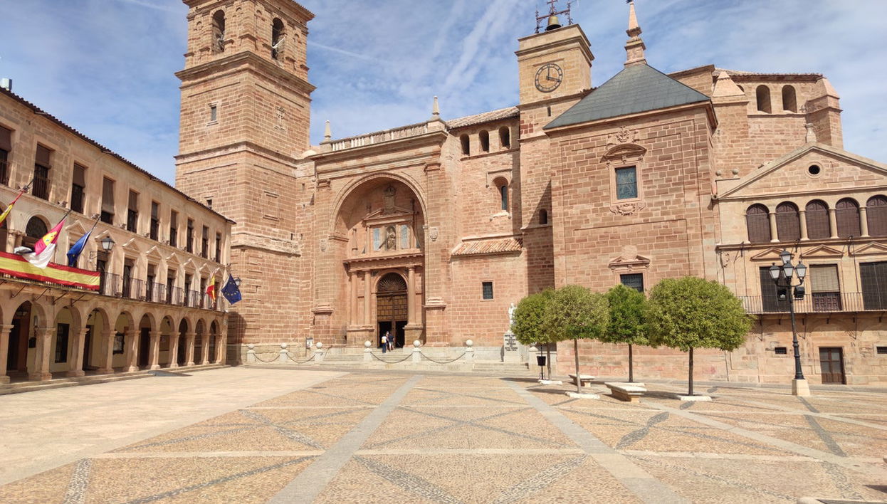 Tour por Villanueva de los Infantes al completo - Foto 1