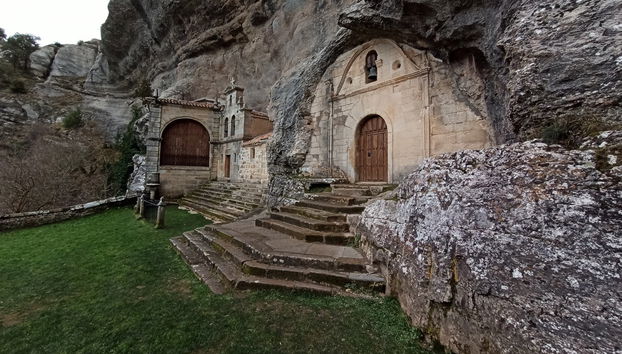 Tour por Espinosa de los Monteros, Puentedey y ermita de San Bernabé - Foto 2