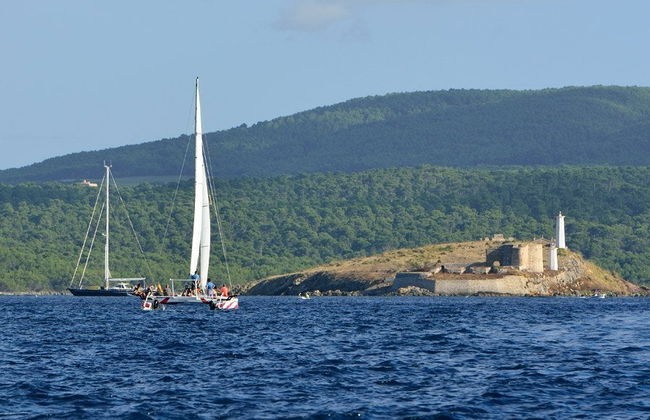 Paseo en catamarán por el norte de Menorca - Foto 2