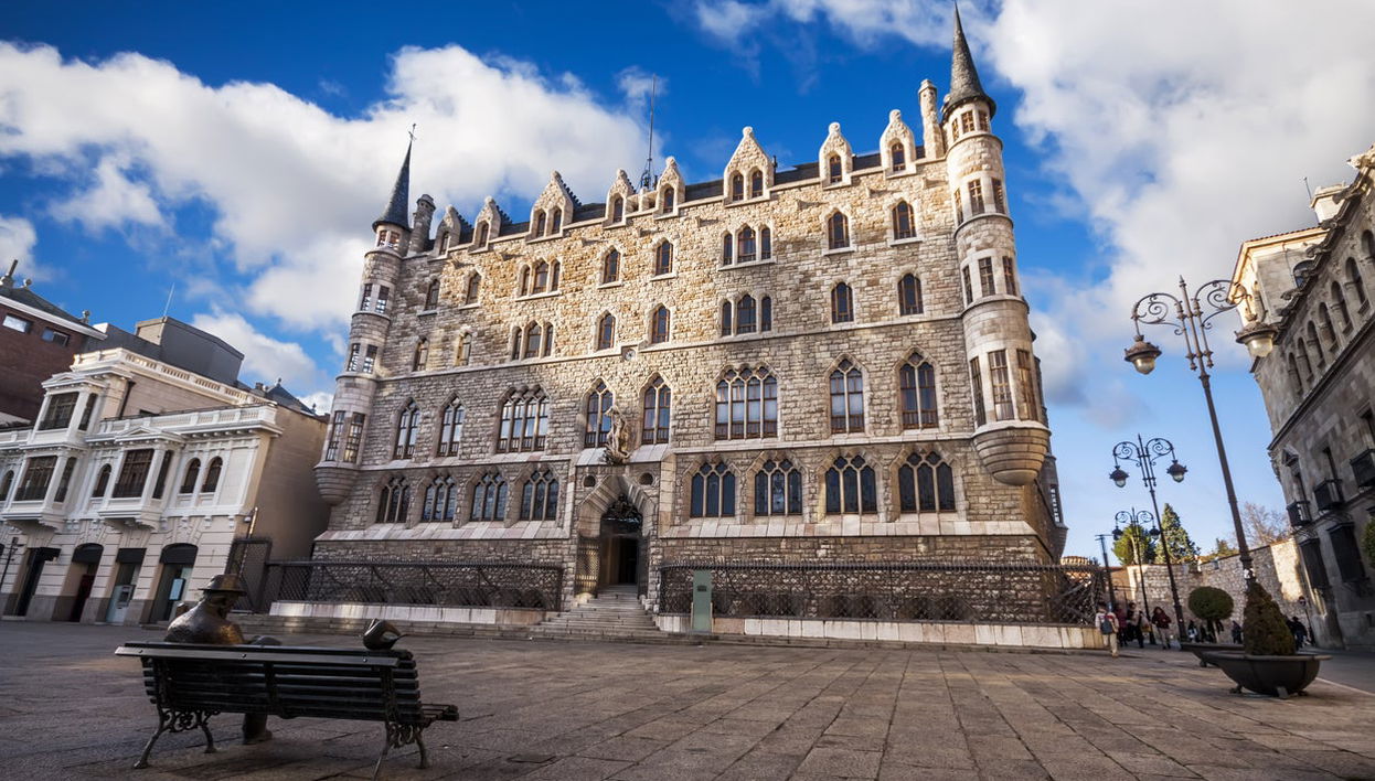 Tour por el León de Gaudí - Foto 1