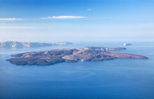 Balade en bateau traditionnel sur la caldeira de Santorin avec repas - Photo 1