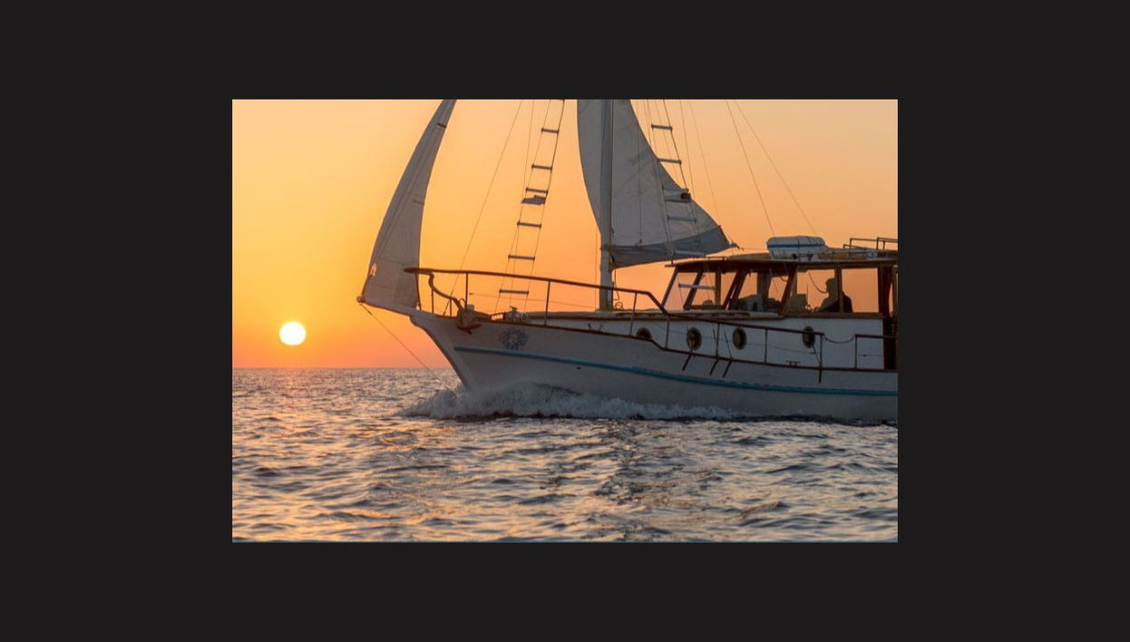 Balade en bateau traditionnel sur la caldeira de Santorin avec repas - Photo 1