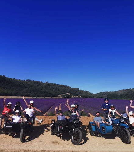 Foto - Tour privato dei vigneti e dei campi di lavanda in sidecar
