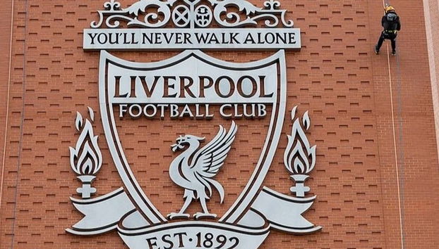 Haciendo rápel en la fachada principal de Anfield