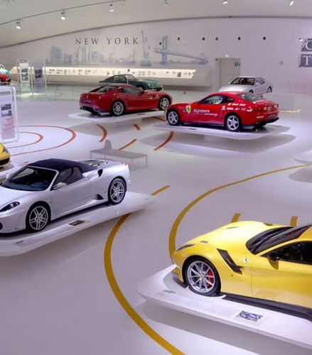 Foto - Autobus per i musei della Ferrari