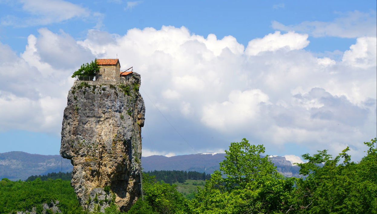 Katskhi Pillar, Chiatura & Mghvimevi Monastery Day Trip - Foto 1