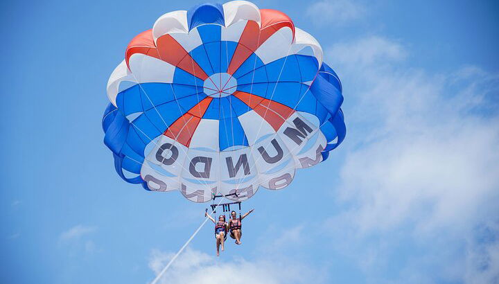 Parasailing desde el puerto de Denia - Foto 1