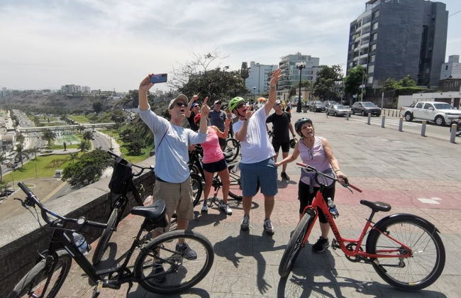 Tour en bicicleta por el barrio bohemio y el Morro de Chorrillos - Foto 4