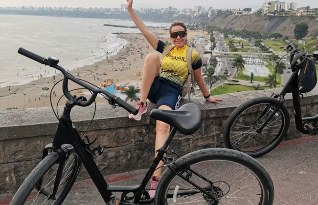 Tour en bicicleta por el barrio bohemio y el Morro de Chorrillos - Foto 2