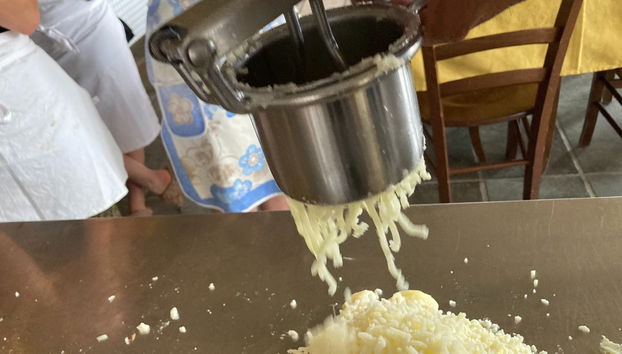 Râpage de la pomme de terre pour faire des gnocchis