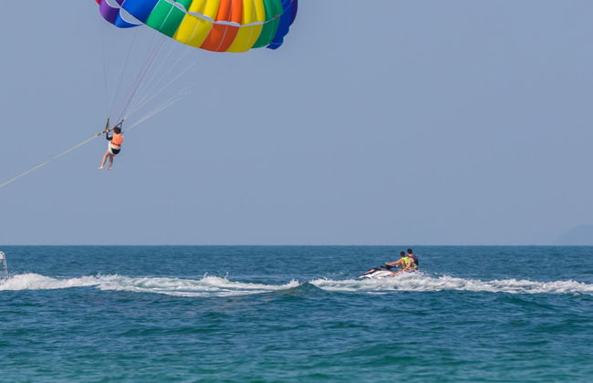 Parasailing + Moto de agua en Bahía Montego - Foto 1