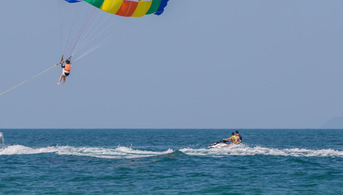 Parasailing + Moto de agua en Bahía Montego - Foto 1