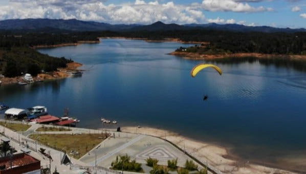 Voo de parapente por Guatapé