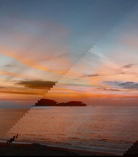 Foto de Barco por la bahía de Puerto Escondido al amanecer