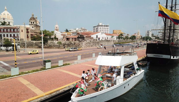 Paseo en barco al atardecer - Foto 5