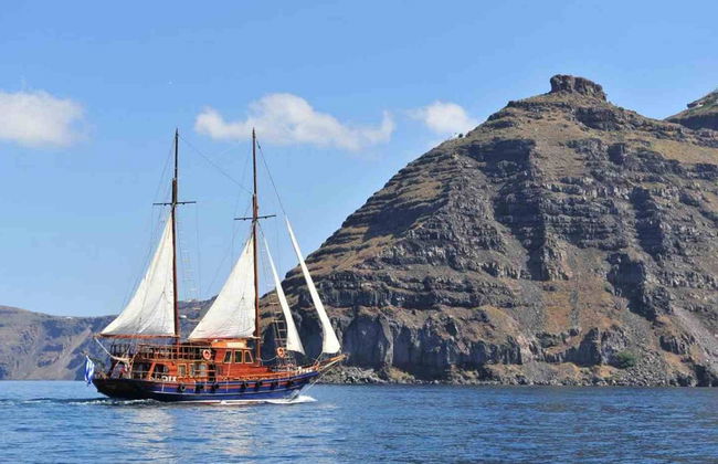 Paseo en barco por la Caldera de Santorini - Foto 5