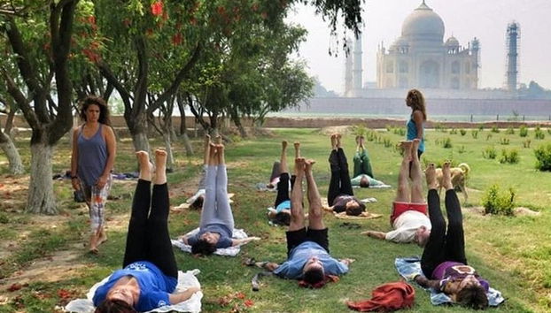 Clase de yoga frente al Taj Mahal - Foto 2